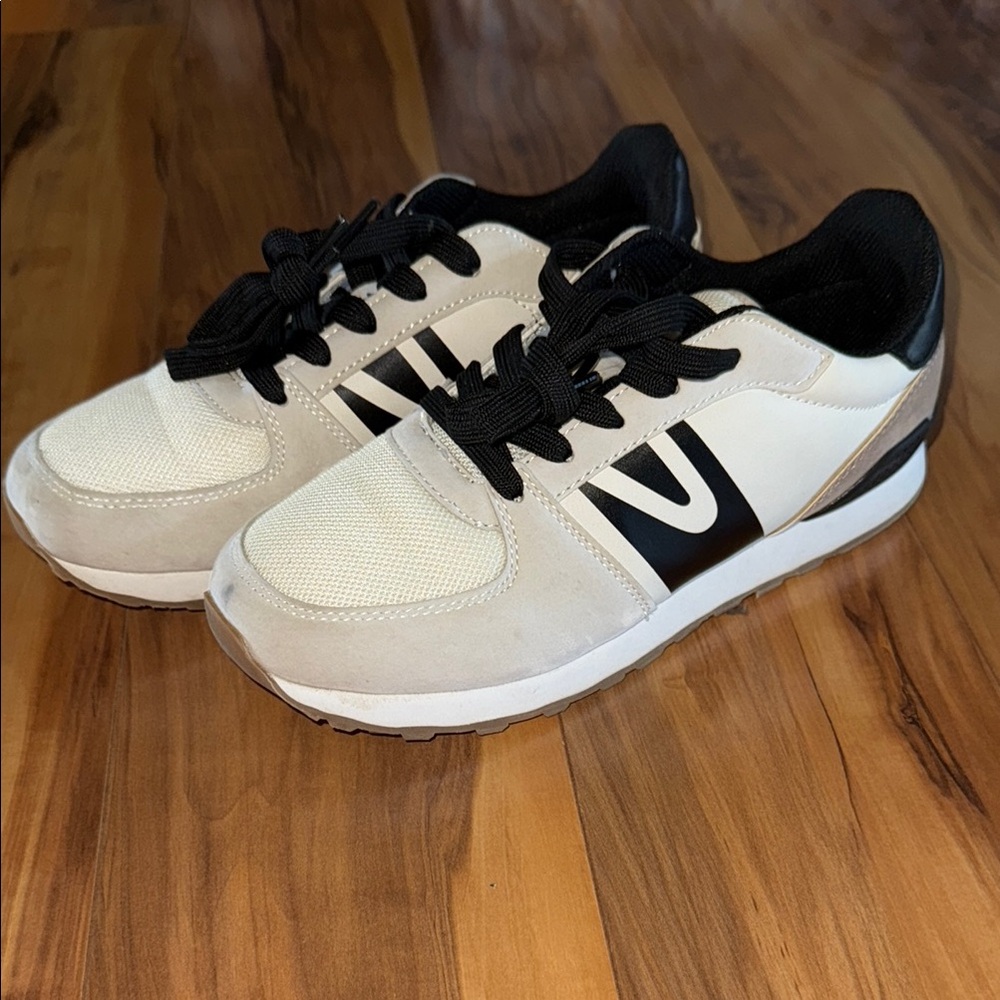 Ladies Tretorn Loyola Sneaker size 7